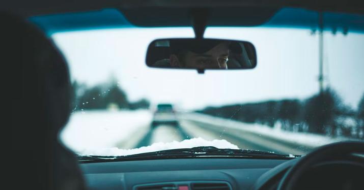 Parabrisas con restos de nieve