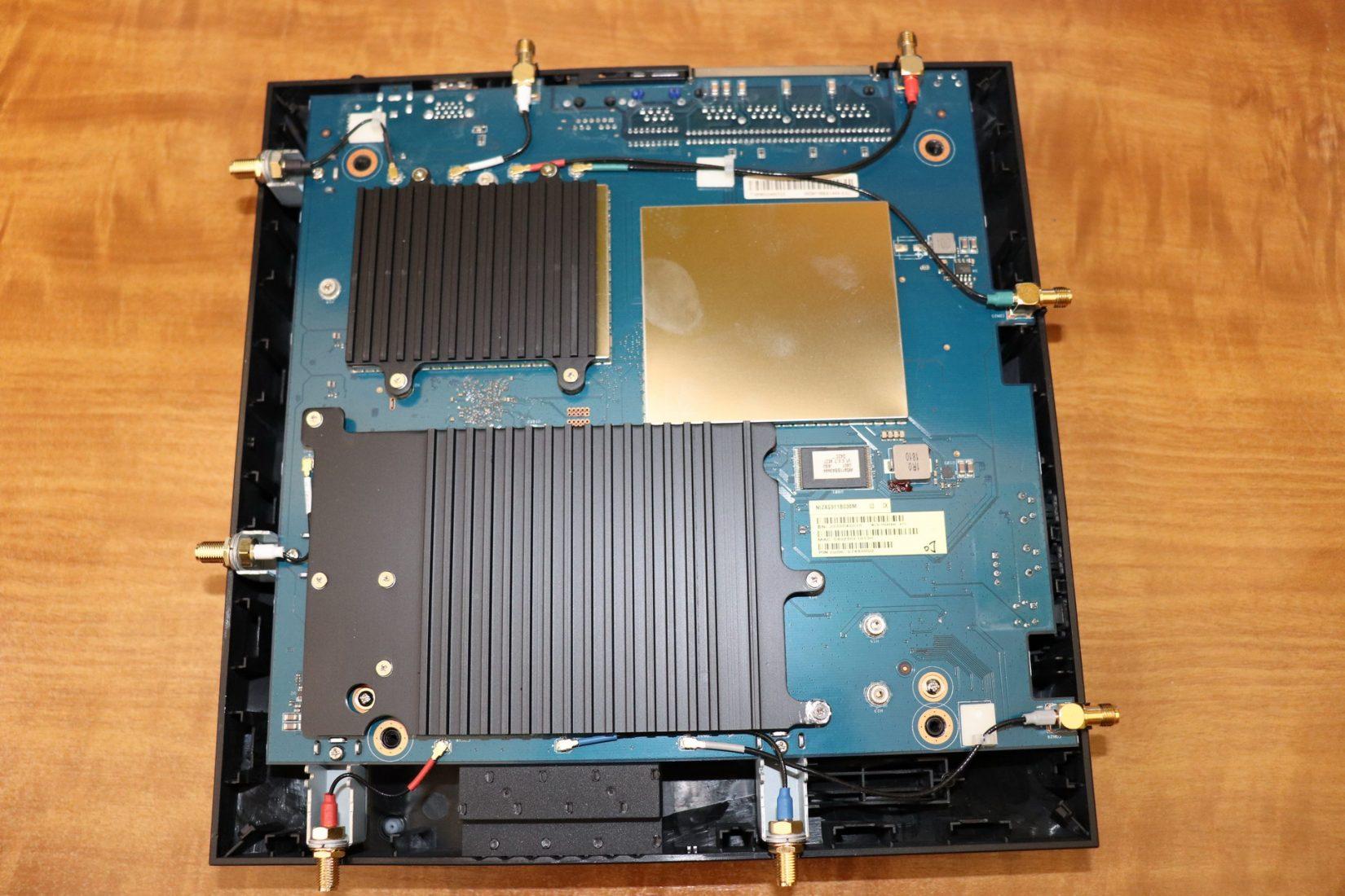 Componentes internos del router ASUS ROG Rapture GT-AX11000 en detalle
