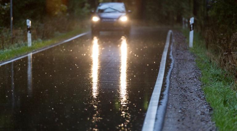 Luces antiniebla cruce coche llueve