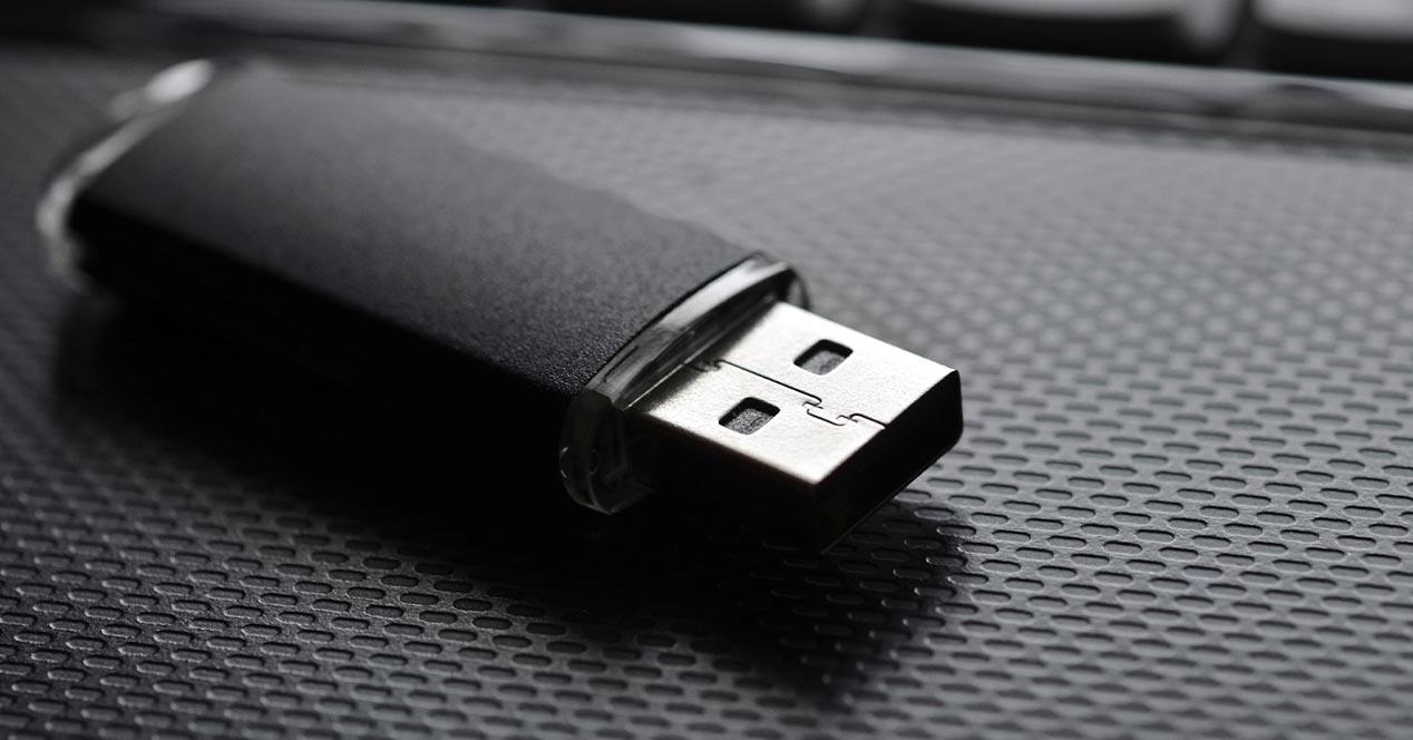 Pendrive en la mesa